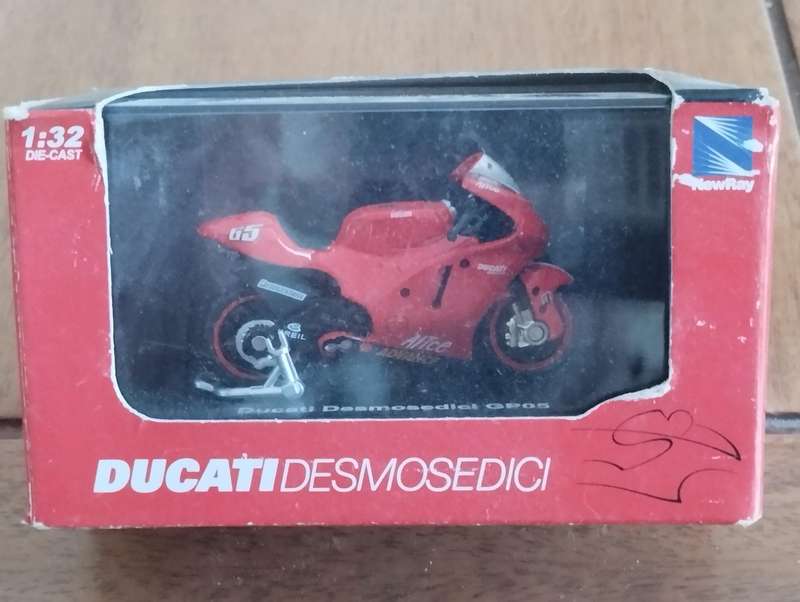 Ducati Desmosedici GP05 Loris Capirossi Die Cast Model