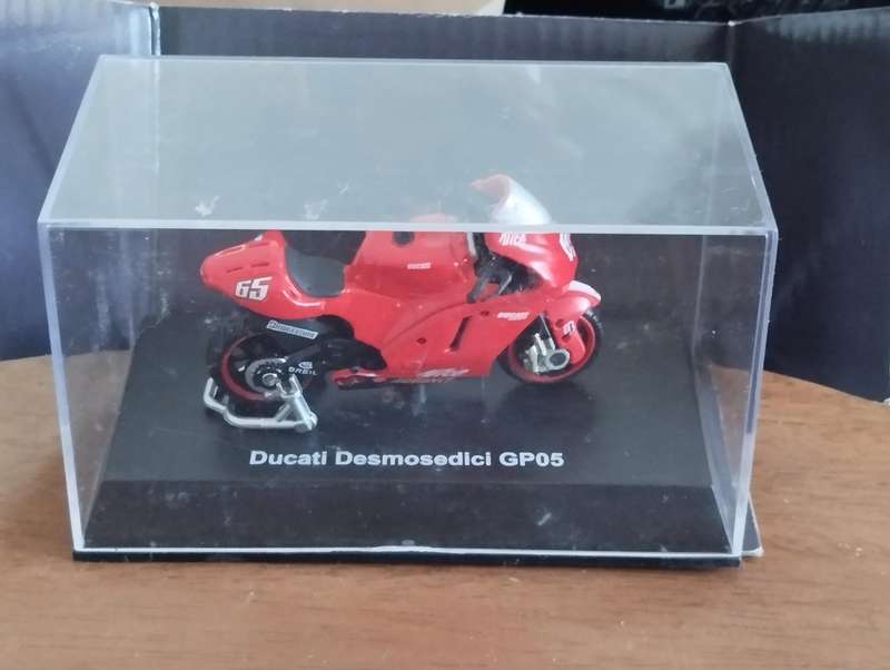 Ducati Desmosedici GP05 Loris Capirossi Die Cast Model