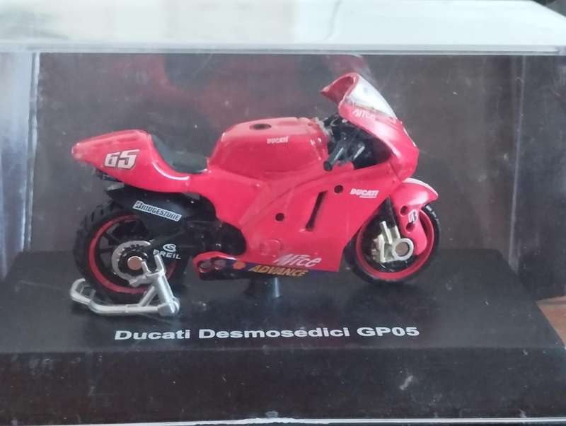 Ducati Desmosedici GP05 Loris Capirossi Die Cast Model