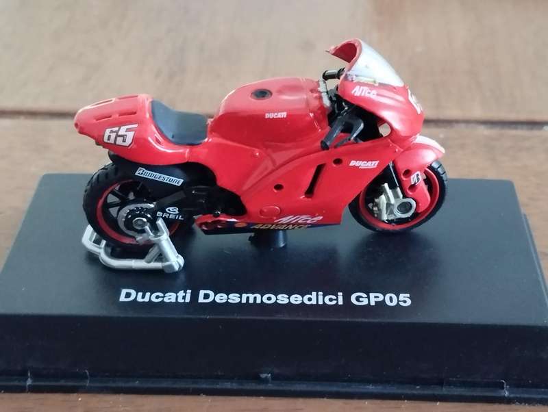 Ducati Desmosedici GP05 Loris Capirossi Die Cast Model