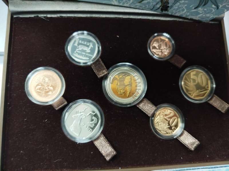 2012 South African Proof Coin Set  SA Mint  Includes R5 Wildebeest Medallion  Complete with Box &