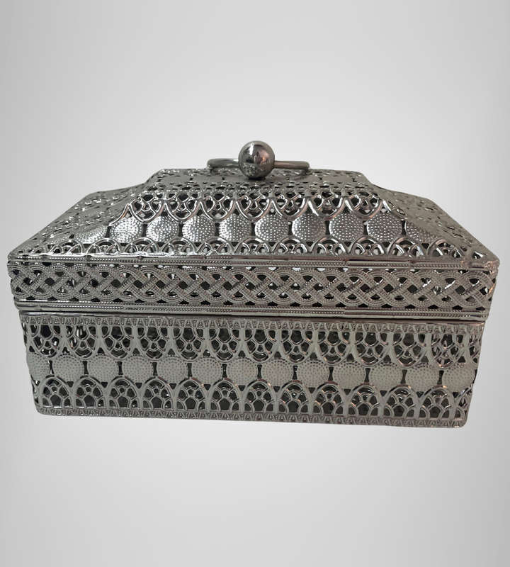 Ornate Tin Metal Box with Lid  Vintage-Style Filigree Design, 19cm Tissue Box Size