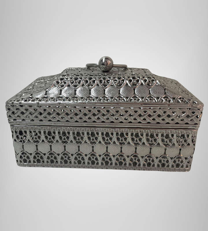 Ornate Tin Metal Box with Lid  Vintage-Style Filigree Design, 19cm Tissue Box Size