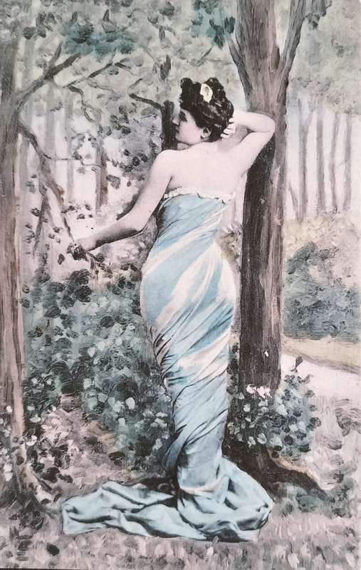Unused post card - Elegant lady