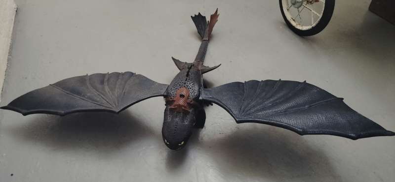 Large battery operated winged creature (works - batteries not included)