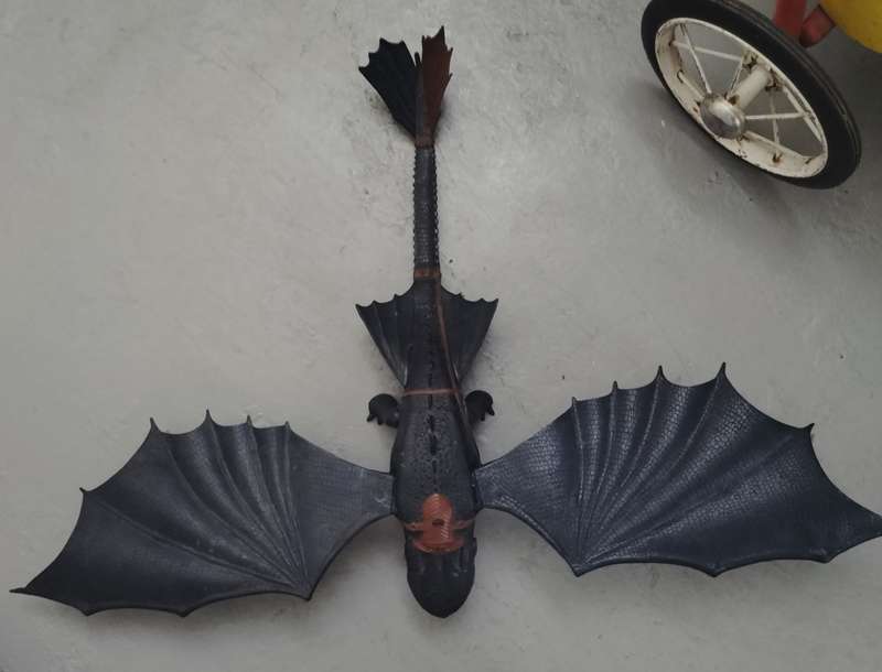 Large battery operated winged creature (works - batteries not included)