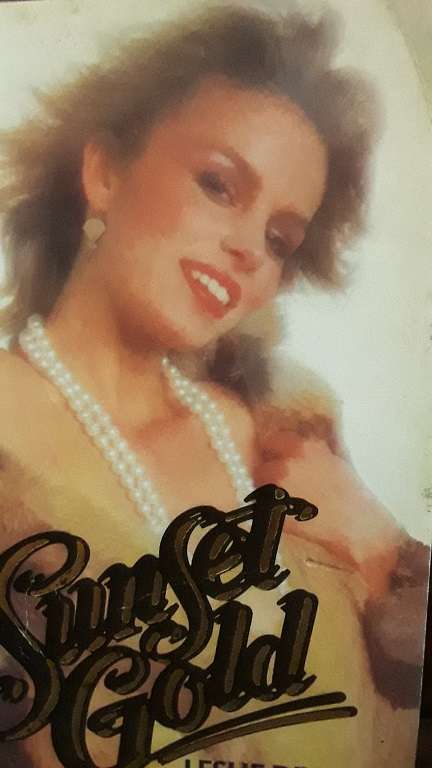 BOOKS -  Sunset Gold , Leslie Deane