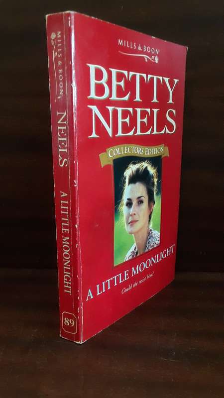 BOOKS -  A Little Moonlight , Betty Neels