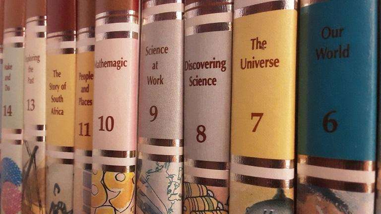 BOOKS - Childcraft Set of  16 Books in Colour plus Dictionary