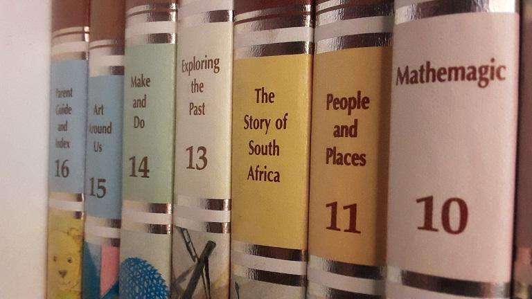 BOOKS - Childcraft Set of  16 Books in Colour plus Dictionary