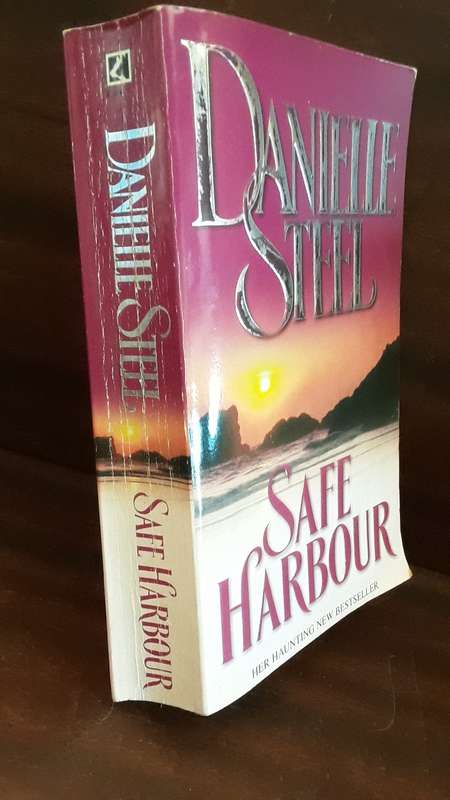 BOOKS -  Safe Harbour , Danielle Steel