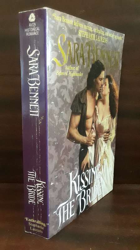BOOKS - Kissing the Bride , Sara Bennett