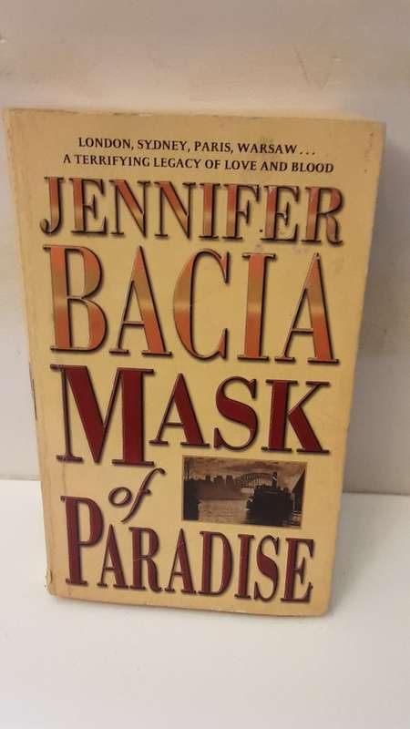 Book : Mask of paradise , Jennifer Bacia