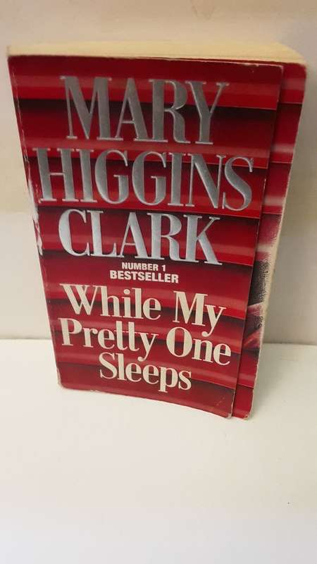 Book : While my pretty one sleeps , Mary Higgins Clark