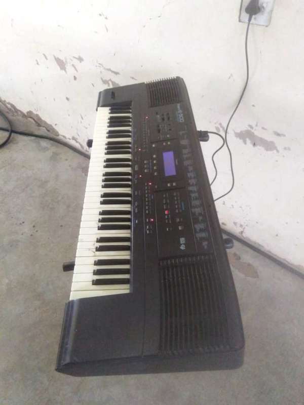 Roland E500
