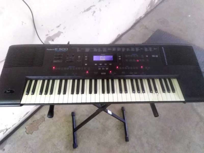 Roland E500