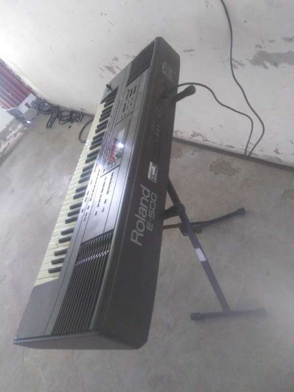 Roland E500