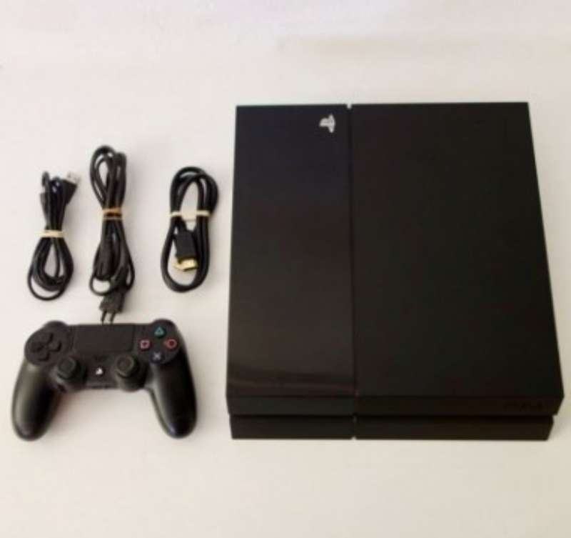 Playstation 4 500GB with 2 controlers