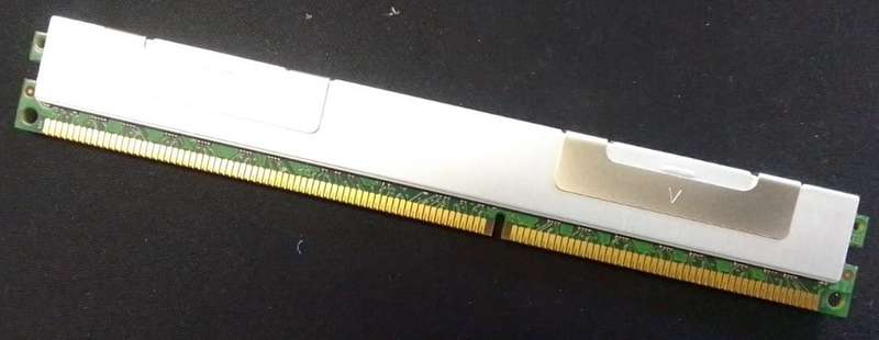 IBM 8GB PC3-10600R DDR3-1333 REGISTERED ECC 2RX4 CL9 240 PIN 1.5V VERY LOW PROFILE MEMORY MODULE