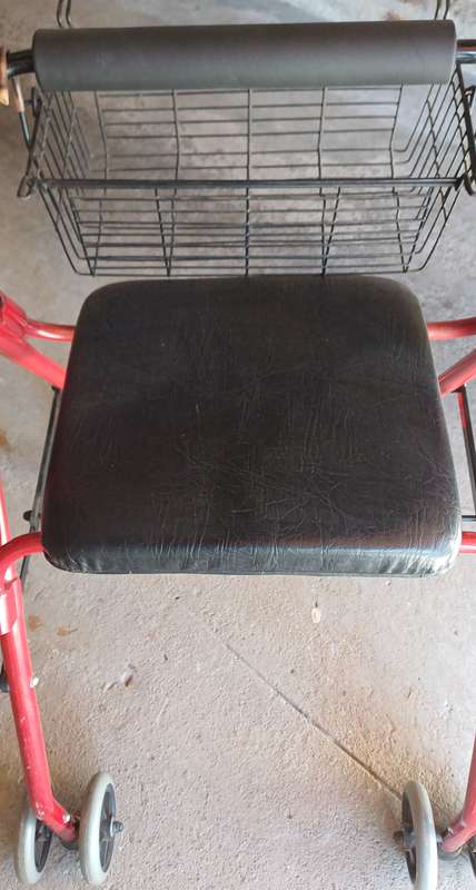 4-Wheel Rollator Walker with Seat, Brakes & Storage Basket