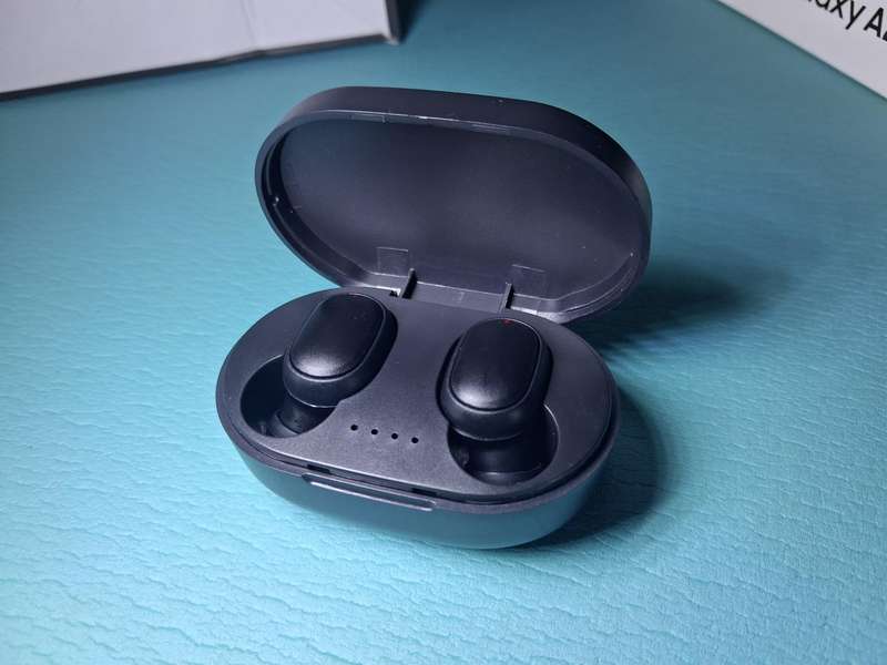 Ultimate Tech Bundle  Samsung Galaxy A24, New VR Headset & Wireless Earbuds