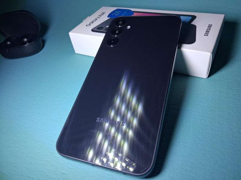 Ultimate Tech Bundle  Samsung Galaxy A24, New VR Headset & Wireless Earbuds
