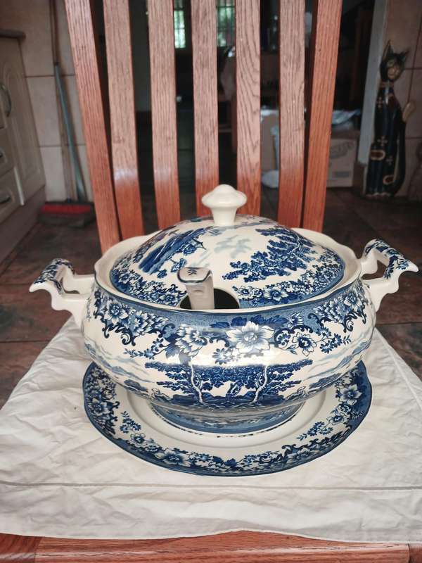 Ceramic soup turine William James pastoral 34cm diameter