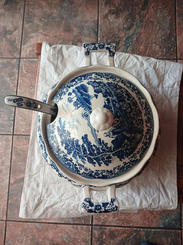 Ceramic soup turine William James pastoral 34cm diameter