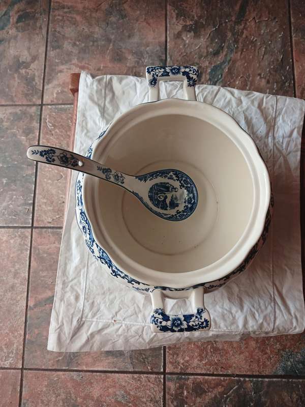 Ceramic soup turine William James pastoral 34cm diameter