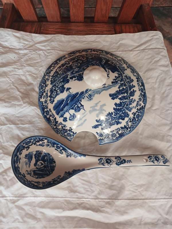 Ceramic soup turine William James pastoral 34cm diameter