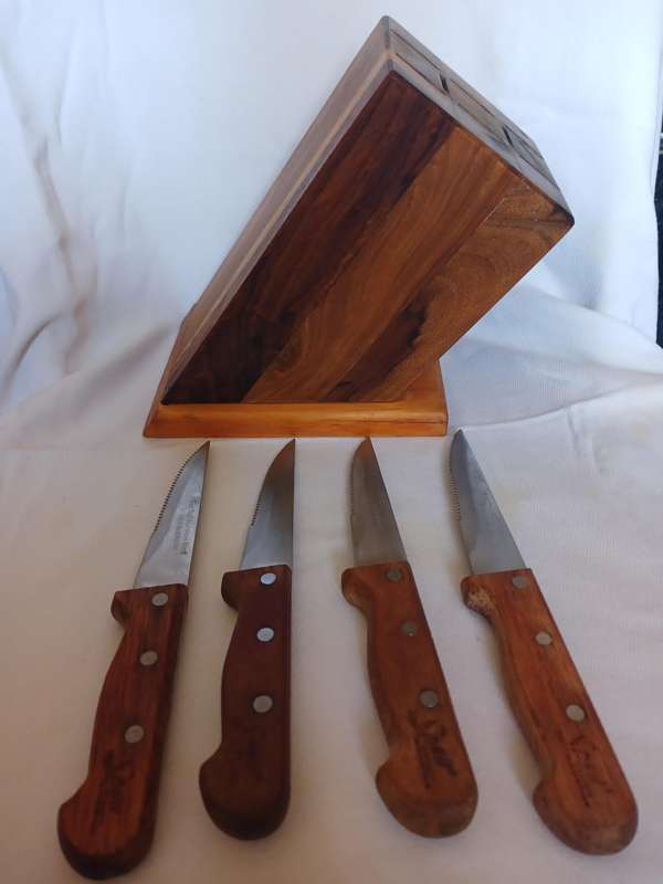 Wood knife holder with set of five steak knifes 14W x 19 L x 21cm H