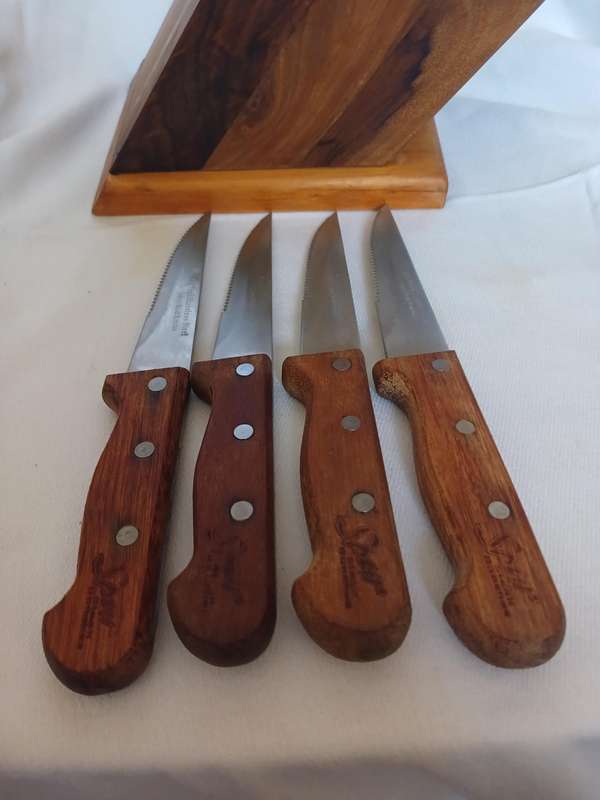 Wood knife holder with set of five steak knifes 14W x 19 L x 21cm H