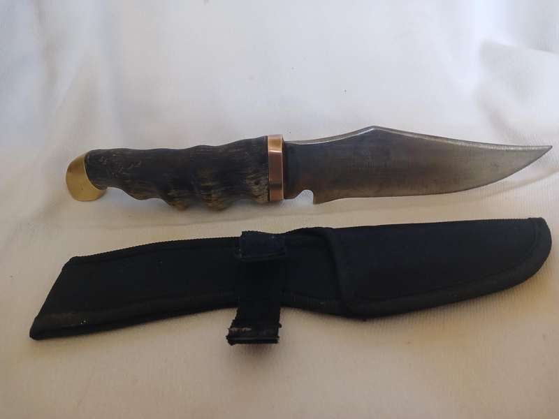 Hunting knife with horn handle, copper inlay and fabric sheaf 30cm long