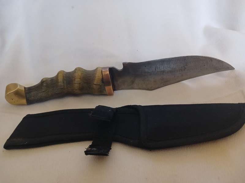 Hunting knife with horn handle, copper inlay and fabric sheaf 30cm long