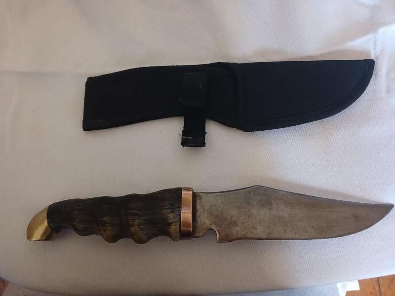 Hunting knife with horn handle, copper inlay and fabric sheaf 30cm long