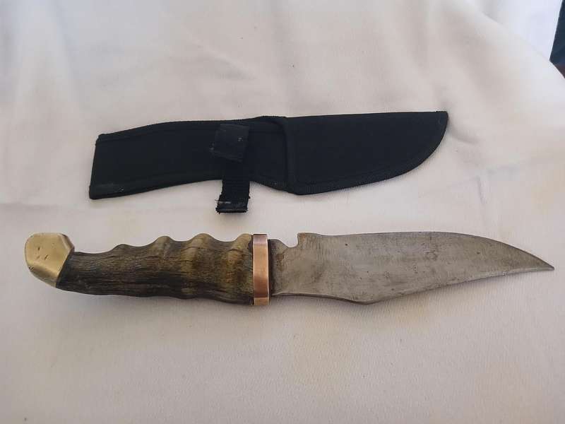 Hunting knife with horn handle, copper inlay and fabric sheaf 30cm long
