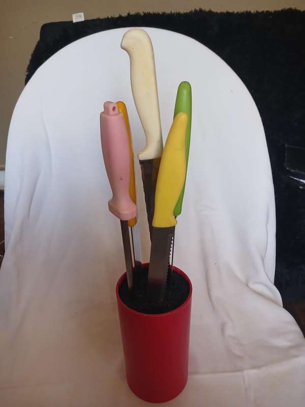 Kitchen knife holder with set of four knives, sharpener and pizza cutter