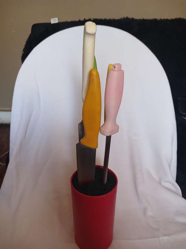 Kitchen knife holder with set of four knives, sharpener and pizza cutter