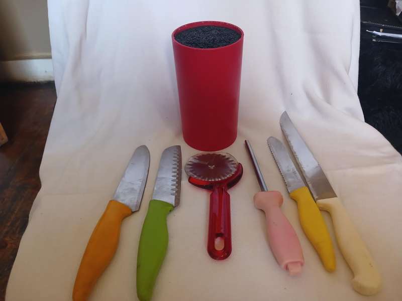 Kitchen knife holder with set of four knives, sharpener and pizza cutter