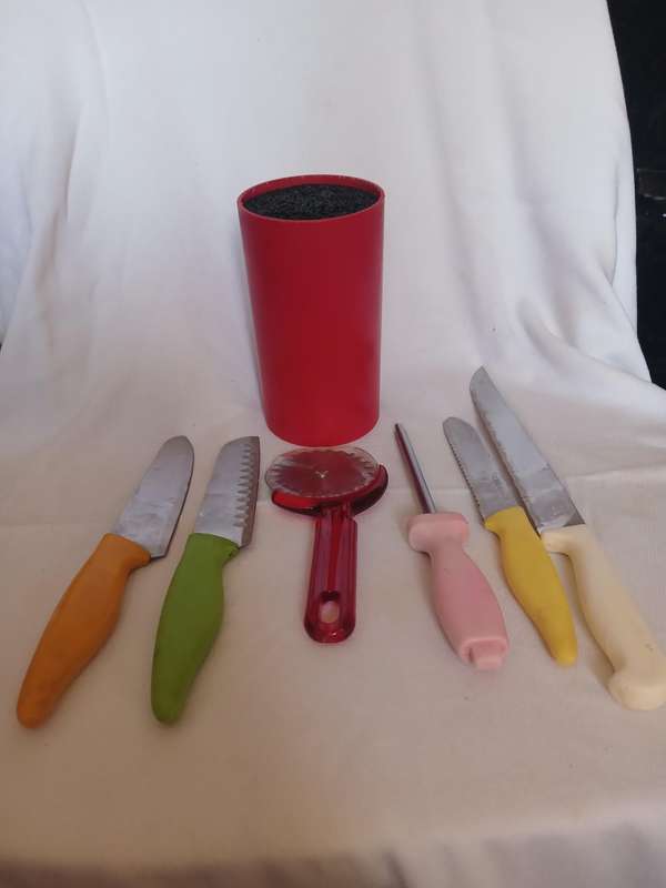 Kitchen knife holder with set of four knives, sharpener and pizza cutter