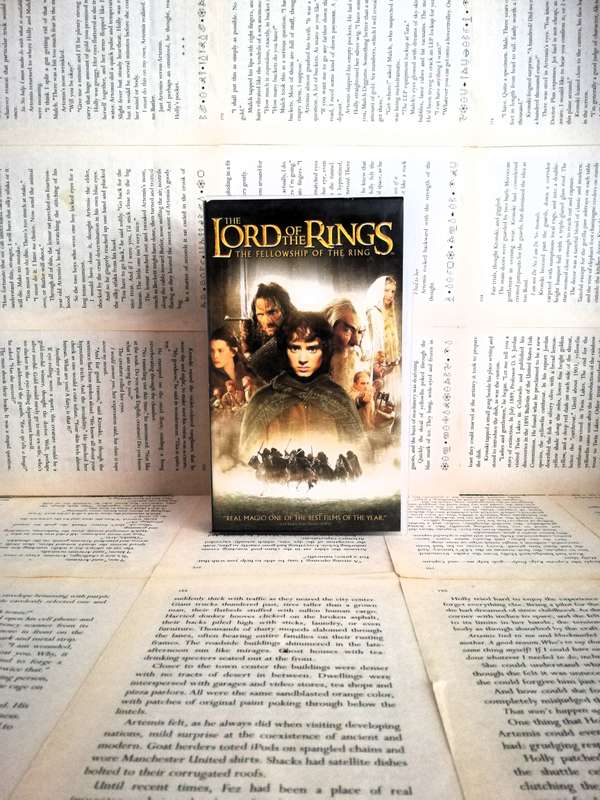 The Lord of the Ring: The Fellowship of the Ring - Movie VHS Tape (2001) [VHS]