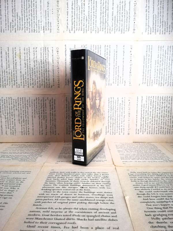 The Lord of the Ring: The Fellowship of the Ring - Movie VHS Tape (2001) [VHS]