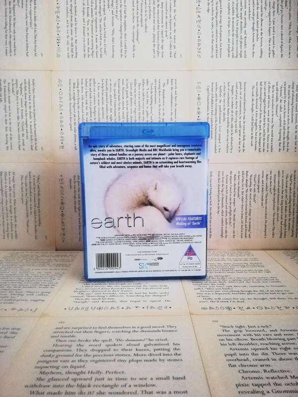 Earth [Blu-ray]