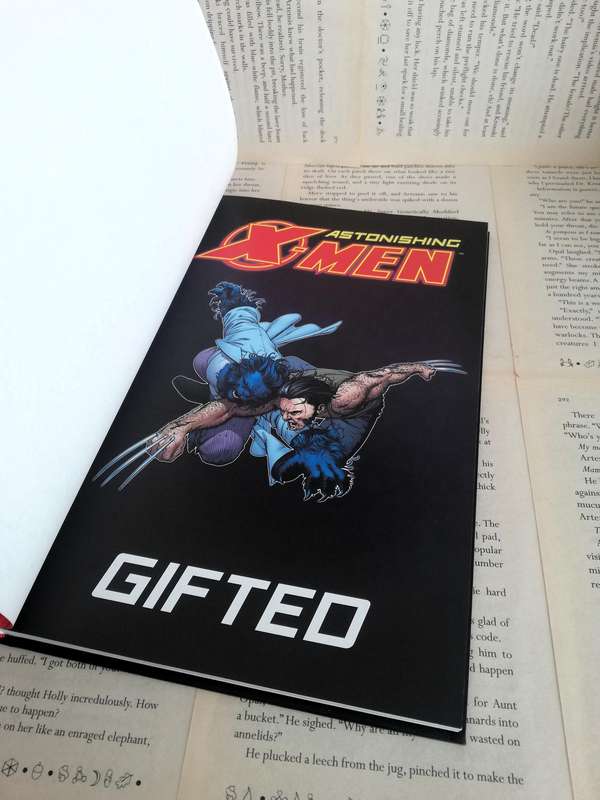 Astonishing X-men: Gifted (Marvel Ultimate Graphic Novel Collection #36) [Graphic Novel]