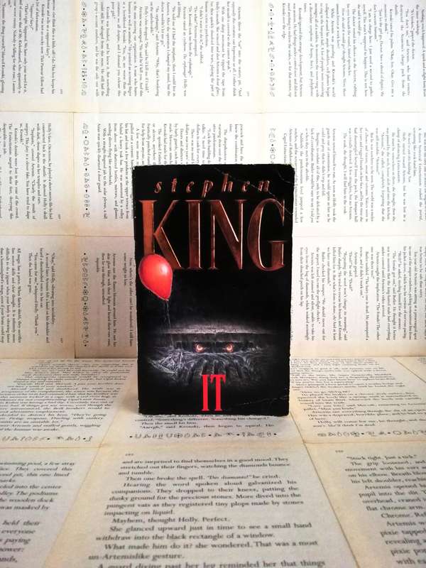 IT by Stephen King (Old cover) (1987 Edition)