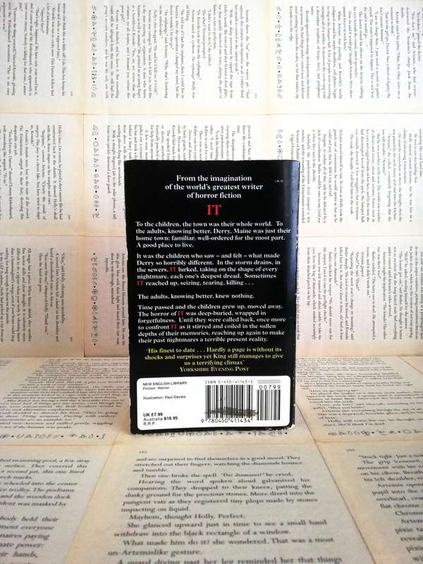 IT by Stephen King (Old cover) (1987 Edition)