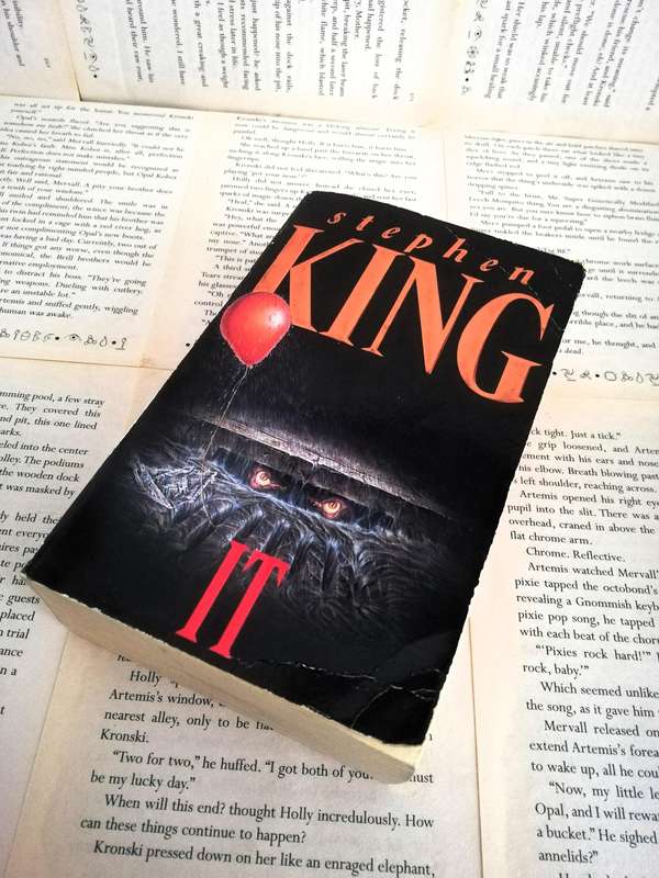 IT by Stephen King (Old cover) (1987 Edition)