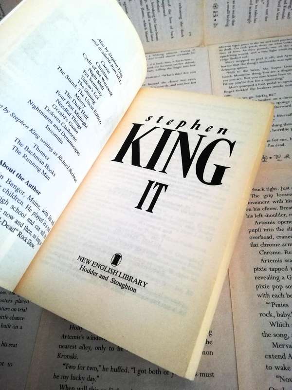 IT by Stephen King (Old cover) (1987 Edition)