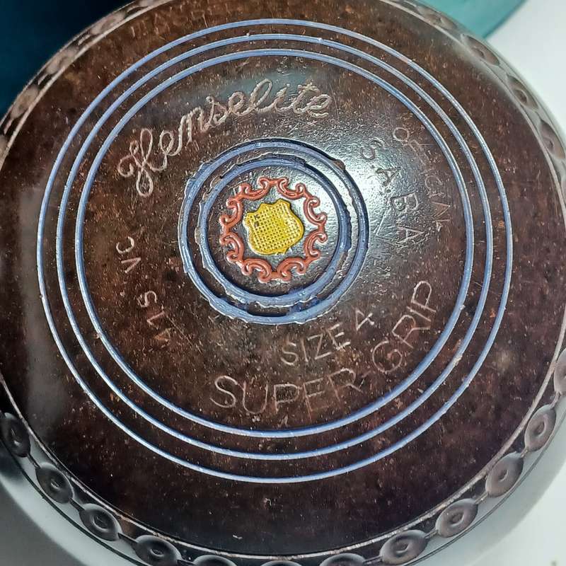 4 Vintage Henselite Bowls In Carry Case / Size 4 - super grip heavy weight model