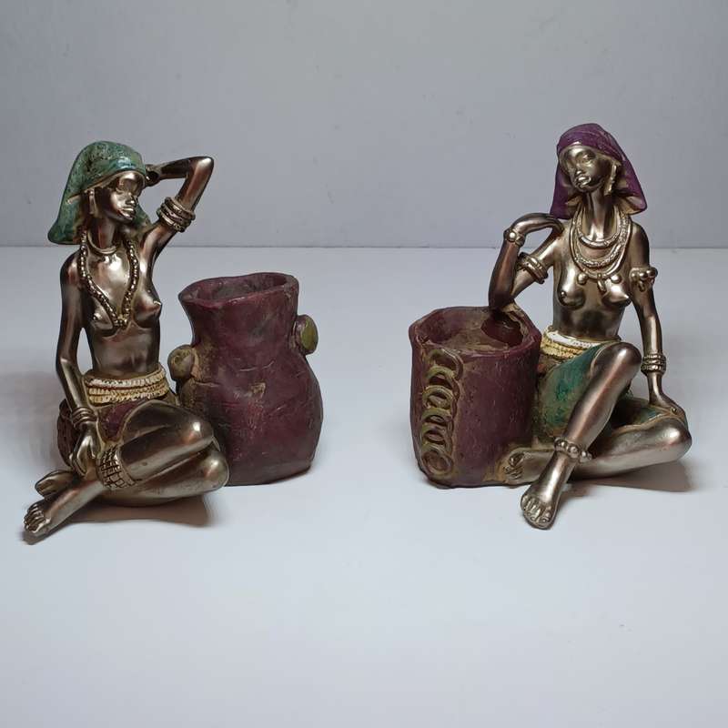 TWO BEAUTIFUL AFRICAN TRIBES WOMEN WITH BASKETS (12cm x 14.5cm)